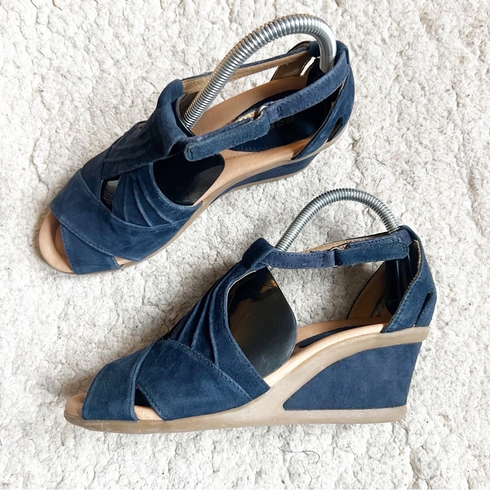 Earth Curvet Navy Blue Suede Wedge Sandals Size 7.5 Comfort Arch Support Strap